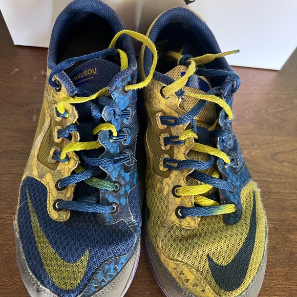 Women’s Nike two tone athletic shoe - Picture 3 of 7